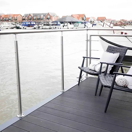 Lincoln Floating Holidays Exterior photo