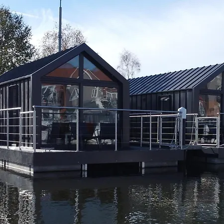Lincoln Floating Holidays Exterior photo