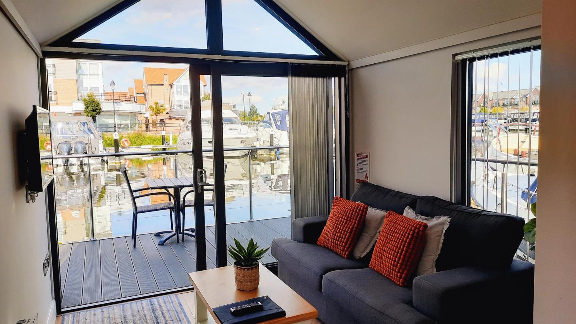 Apartment Floating Holidays Lincoln