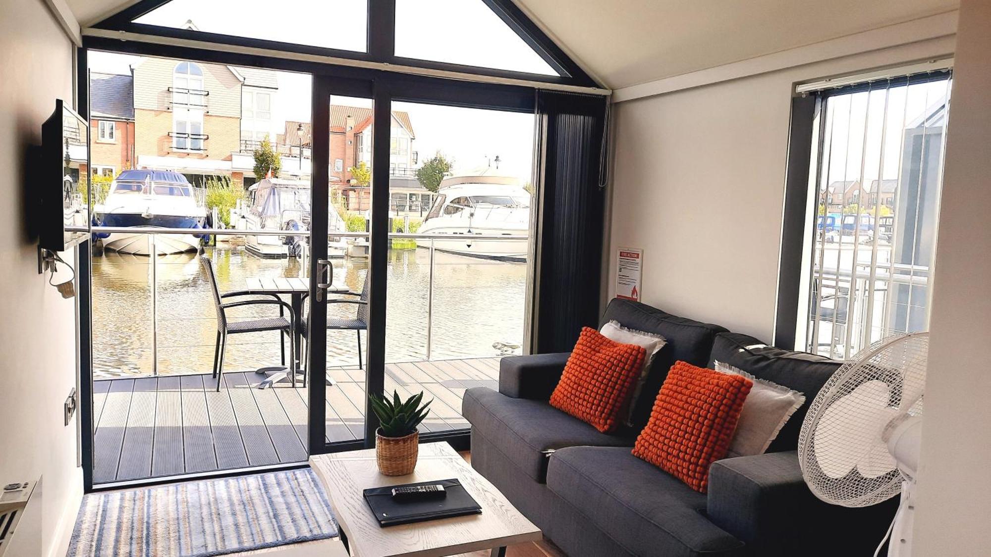 Floating Holidays Apartment *